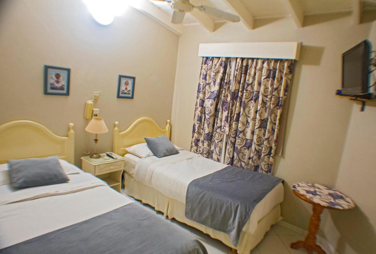 Bernie'S Bed & Breakfast , A 3 Kilometros Del Aerop Ezeiza, Van ,In-Out, Free Ezeiza Airport Exterior photo